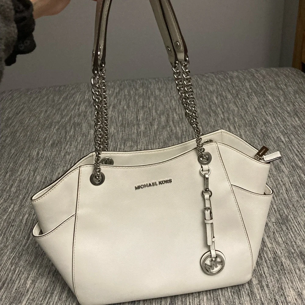 Michael Kors White Shoulder Bag with Silver Chain - Picture 2 of 8